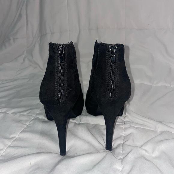 Strappy Black Fergie 4 inch heel - Picture 5 of 6